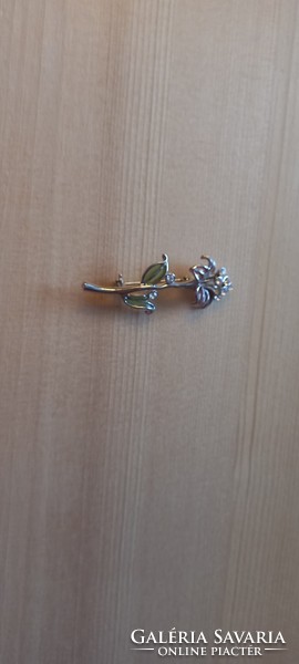 Floral brooch made of metal with stones