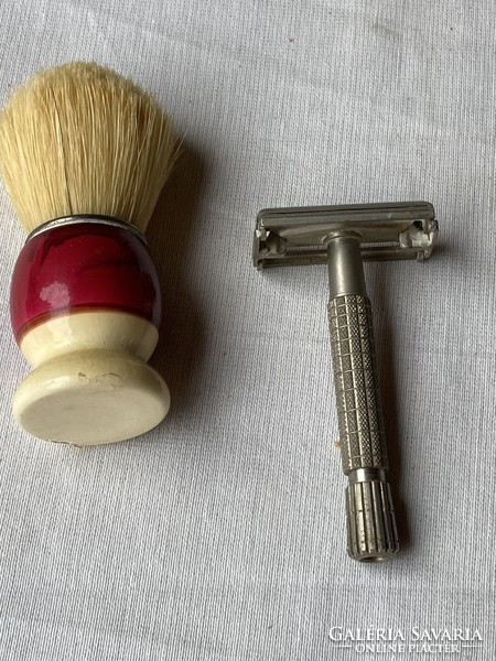 Gillette butterfly razor with pomace.