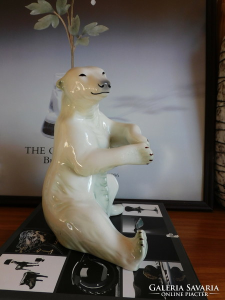 Kispest granite large polar bear figure 23 cm