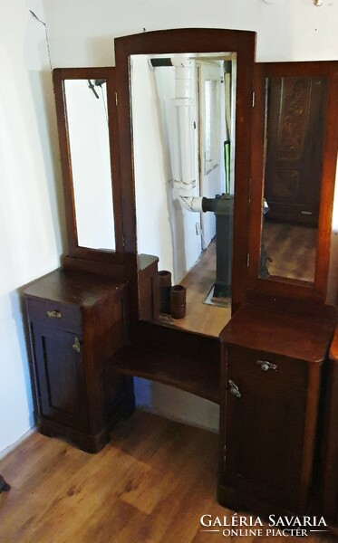 Toilet mirror, dressing table. 132 X 190 cm.