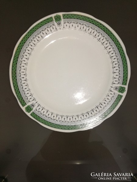 Patterned porcelain plate