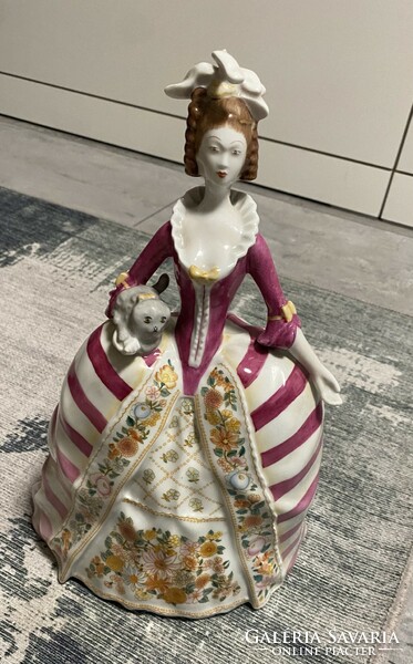 Hollóháza kézzel festett rokokó ruhás nő cicával