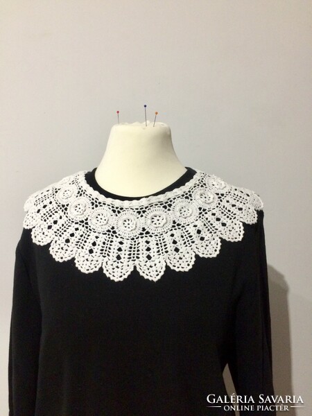 Old crocheted round collar