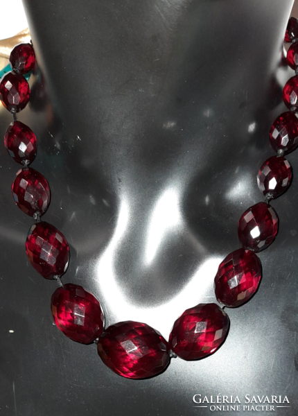 Art deco polished cherry vinyl pearl necklace