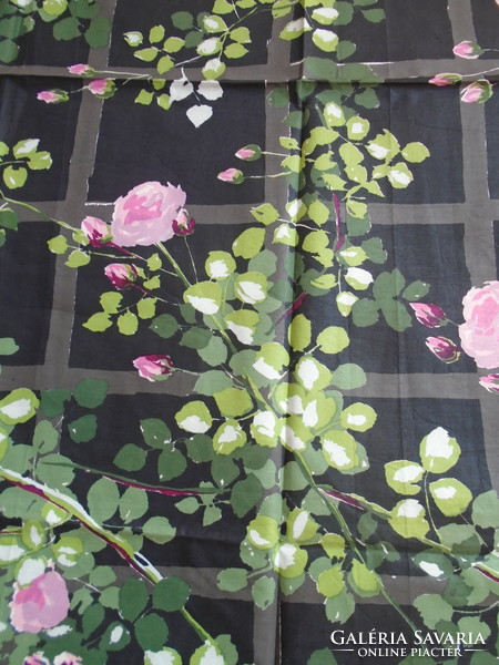 Rózsás, leveles  új gyönyörű  Francia  pamut  anyag  90 x  130 cm.