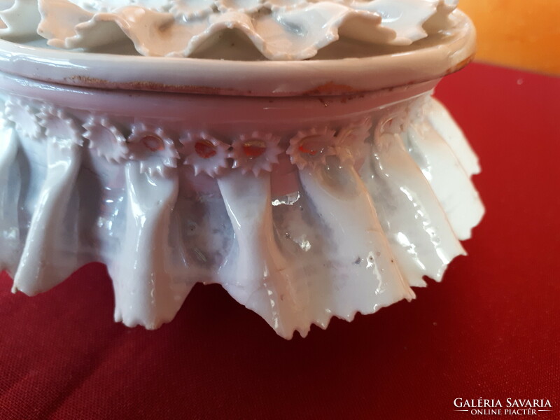 Wonderful breathtaking porcelain bonbonier, damaged!