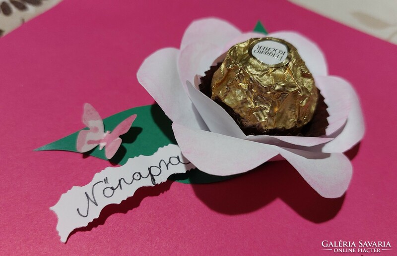 Paper flower with round petals and chocolate