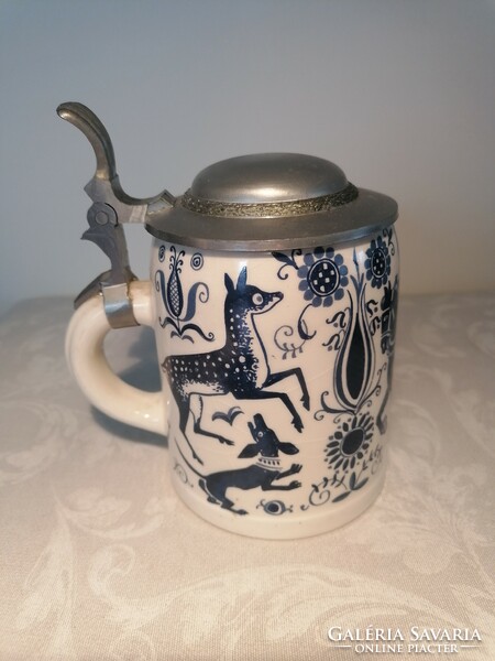 German faience beer mug with hunting painted theme, stylish hunting hat shaped tin lid