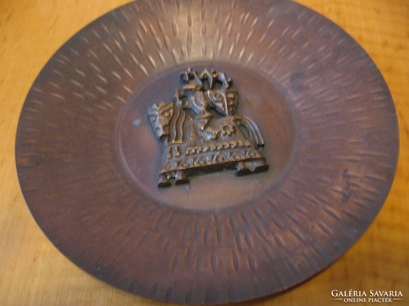 Retro craftsman copper decorative plate with knight decoration