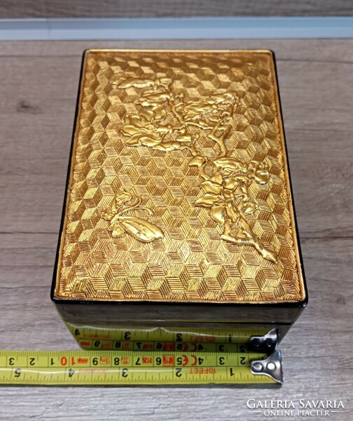 Japán antik faragott aranyozott lakk doboz