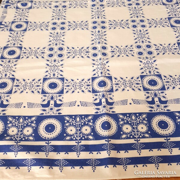 Asztalterítő kék mintával