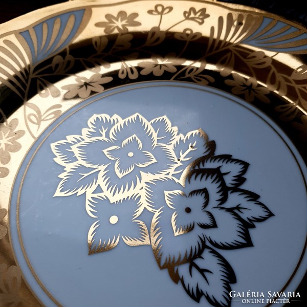 Golden porcelain centerpiece