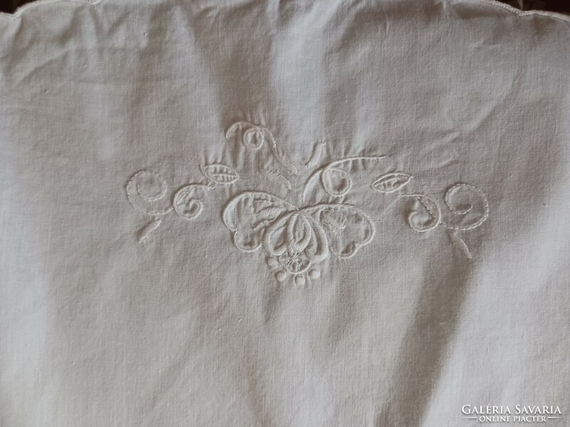 Hand-embroidered tablecloth with a diameter of 80 cm