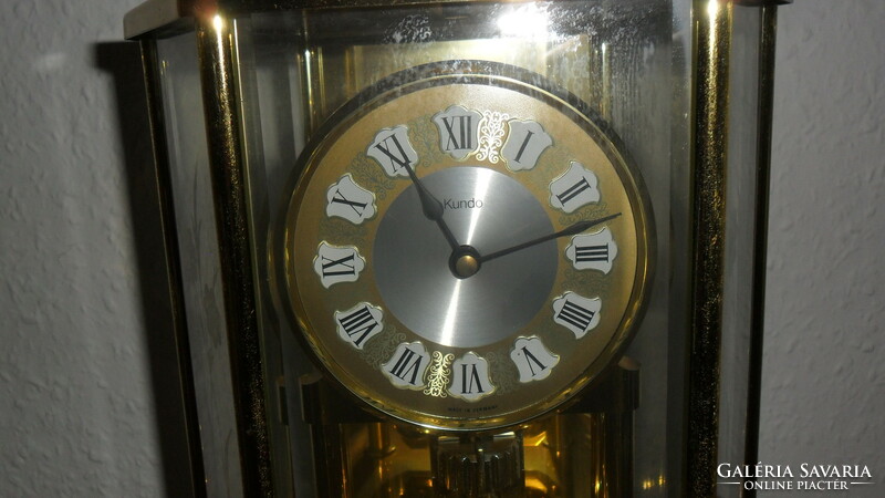 German, kundo brass, flowered glass plate, rotating pendulum, battery-powered fireplace clock.