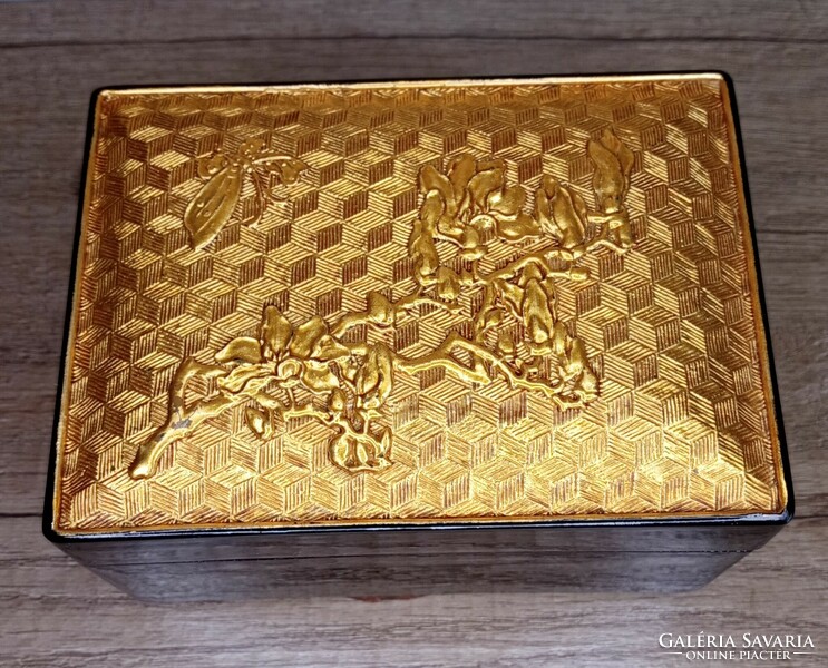 Japán antik faragott aranyozott lakk doboz
