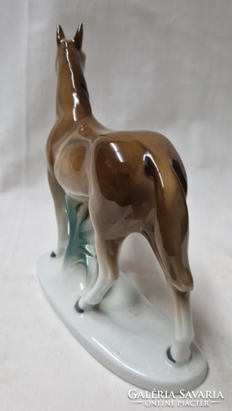 Lippelsdorf (GDR) jelzett német porcelán ló talapzaton, hibátlan állapotban 17 cm.