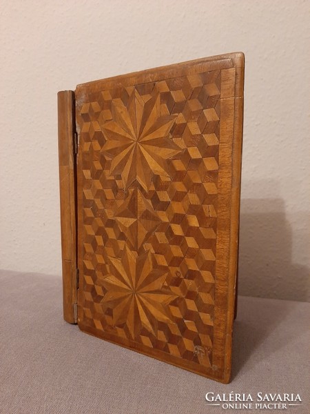 Fadoboz , könyv formájú intarziás doboz
