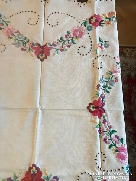 Very beautiful, hand-embroidered Hungarian tablecloth. Slinged. Size: 75x80 cm