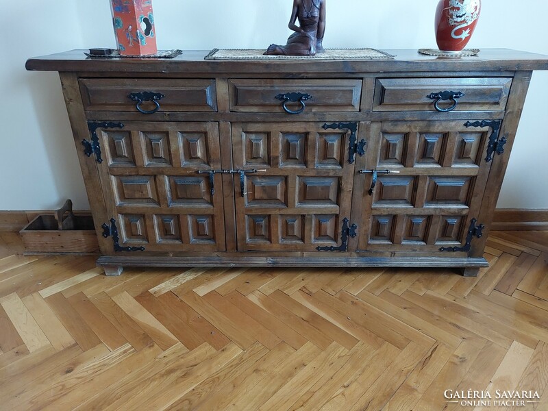 Rustic Spanish chest of drawers