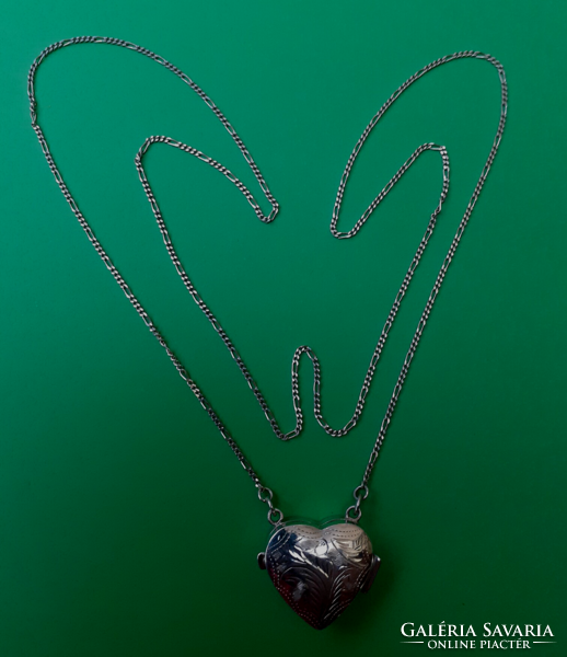 Marked 925 silver chiseled heart-shaped openable pendant on a silver chain