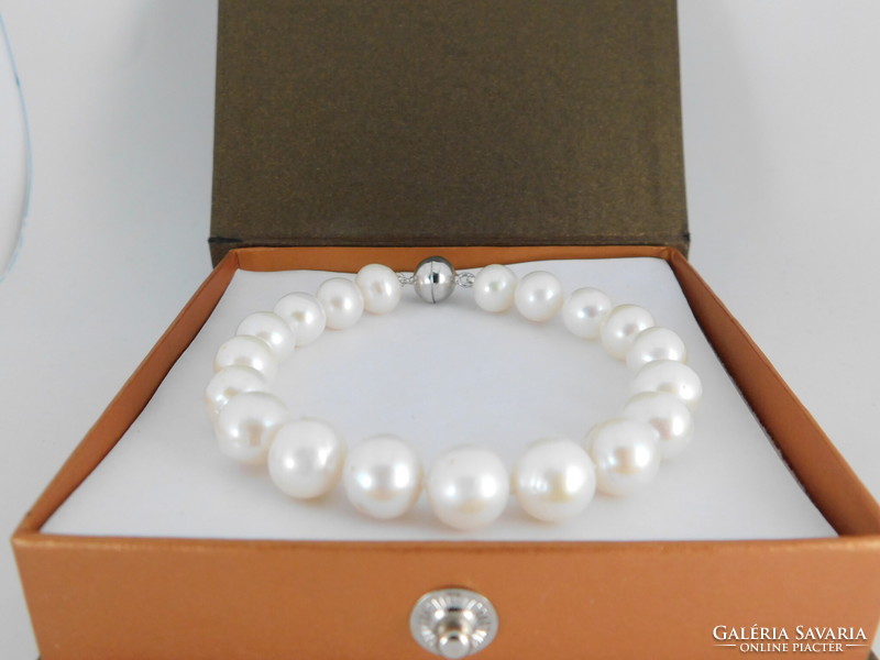 Pearl bracelet with large 9.5 mm pearls, magnetic silver ball clasp.