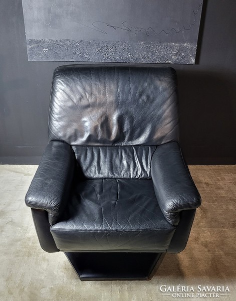 Valódi bőr forgó pihenőfotel lábtartóval, lounge chair