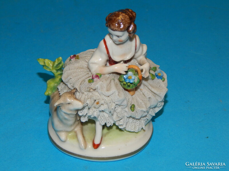 Nápoly, 1800-as évek csipkeruhás porcelán figura, csipke hibákkal