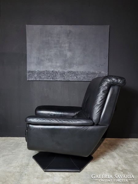 Genuine leather swivel lounge chair with footrest, lounge chair