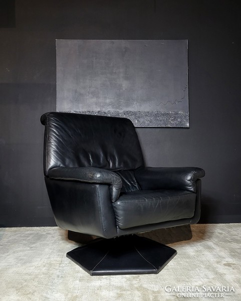 Genuine leather swivel lounge chair with footrest, lounge chair