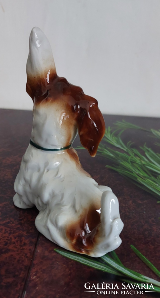 Antik  jelzetlen ( Wagner & Apel ) fülelő , figyelő porcelán kutya14 cm magas