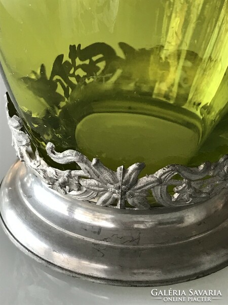 Uránzöld üveg kupa díszes ón szerelékkel, 0,5 literes