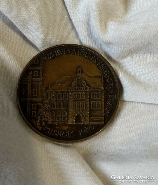 The 1985 commemorative medal of the Ferenc High School in Miskolc is 425 years old