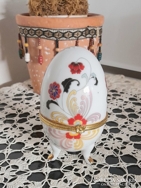 Porcelain egg-shaped openable box
