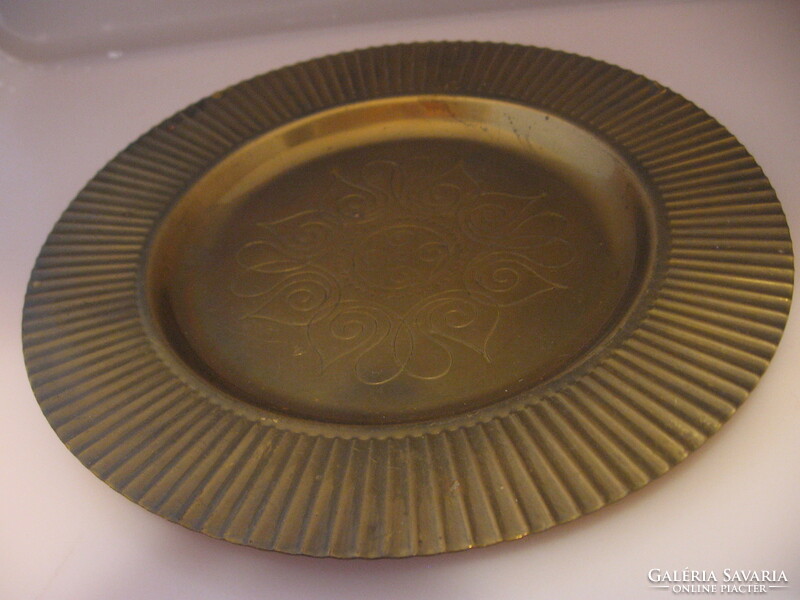 Copper decorative plate with engraved pattern, ribbed edge.