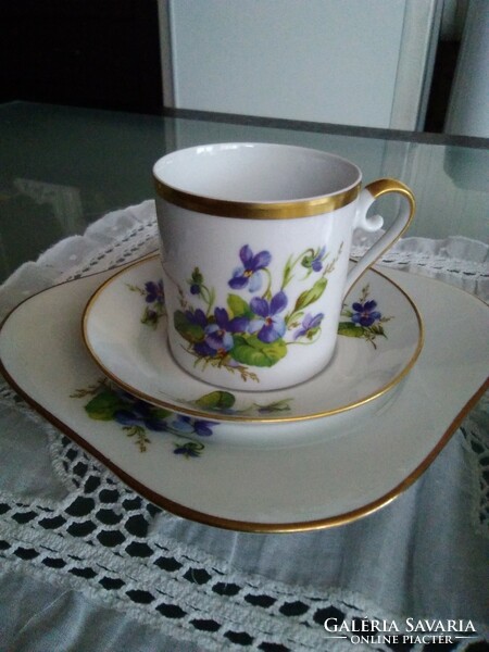 The quality Swedish Heckefors porcelain with a violet pattern for a stylish breakfast!