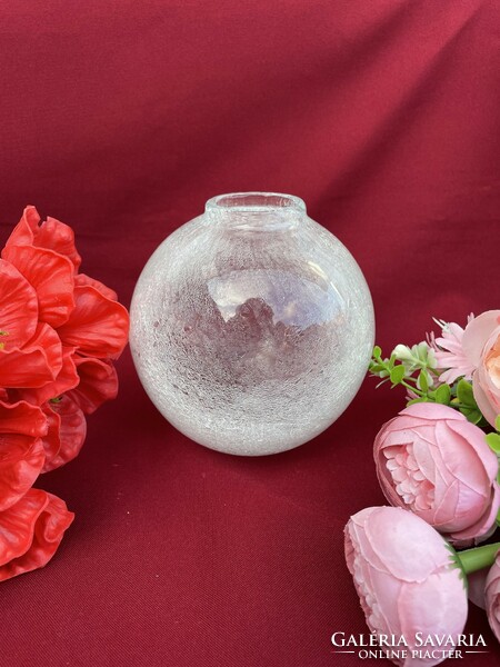Fehér 13.5 cm magas repesztett Fátyolüveg fátyol karcagi berekfürdői üveg  váza Gyűjtői