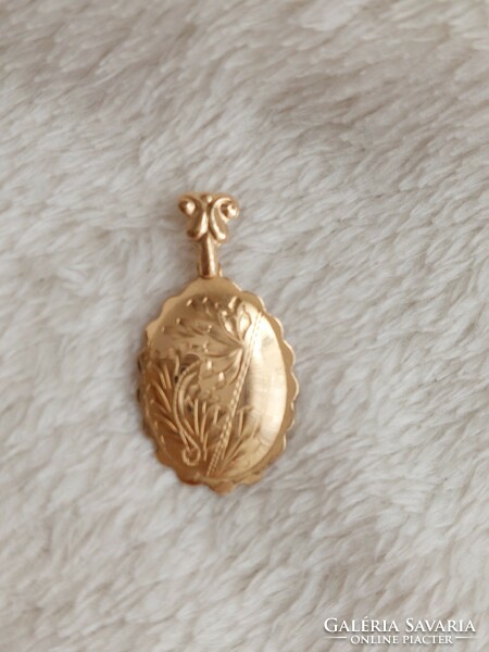 Gold pendant