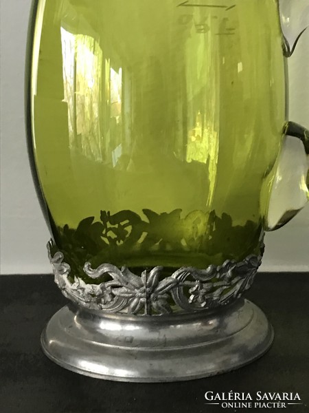 Uránzöld üveg kupa díszes ón szerelékkel, 0,5 literes