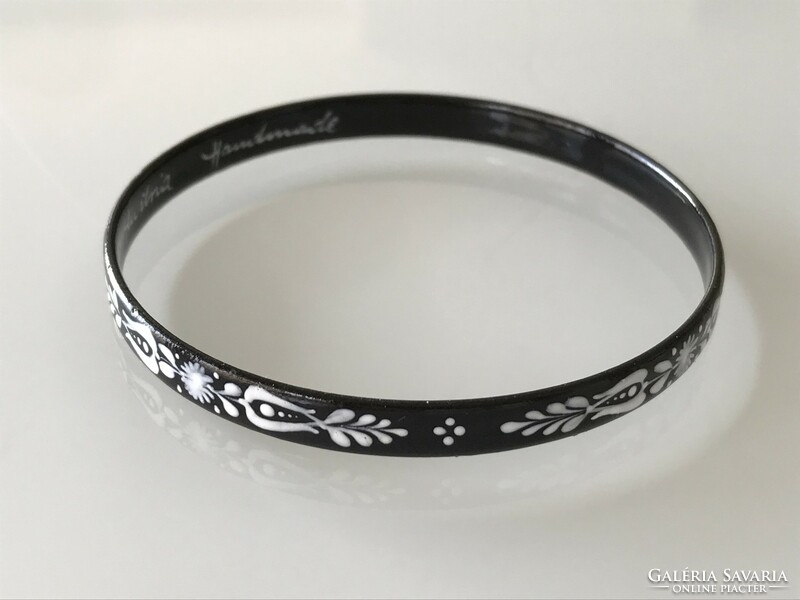 Austrian fire enamel bracelet with folk motifs, 6.8 cm inner diameter