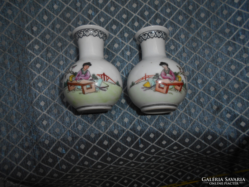 2 Chinese hand-painted violet vases