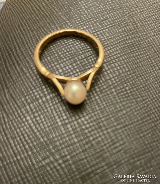 Gold ring with real pearl