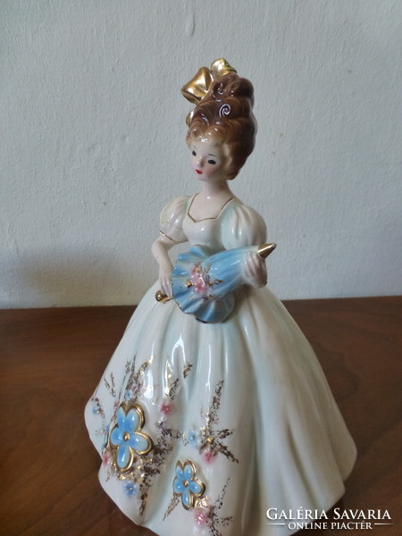 Gyönyörű barokk ruhás aranyozott porcelán esernyős lány