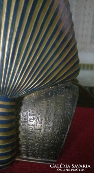 Tutankhamun statue