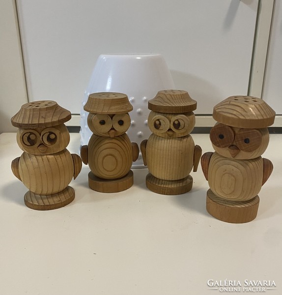 4 old salt and pepper shakers, spice shaker 9 cm from the owl collection (they were not used)
