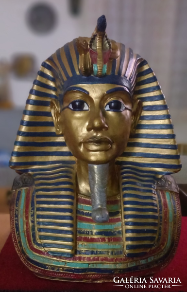 Tutankhamun statue