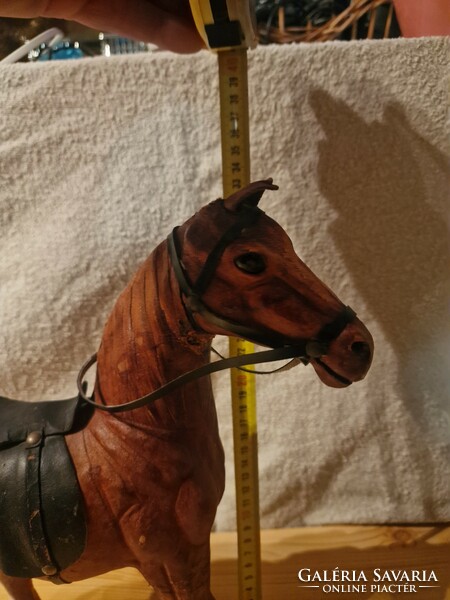 Bőr boritású ló szobor