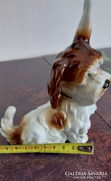 Antik  jelzetlen ( Wagner & Apel ) fülelő , figyelő porcelán kutya14 cm magas