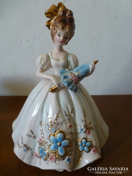 Gyönyörű barokk ruhás aranyozott porcelán esernyős lány