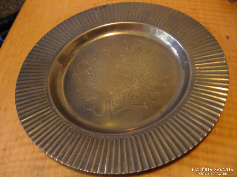 Copper decorative plate with engraved pattern, ribbed edge.