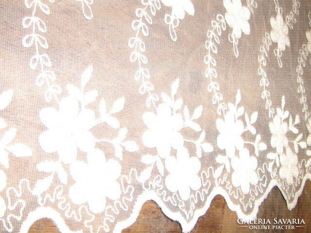 Gyönyörű vintage hófehér anyagában hímzett virágos függöny